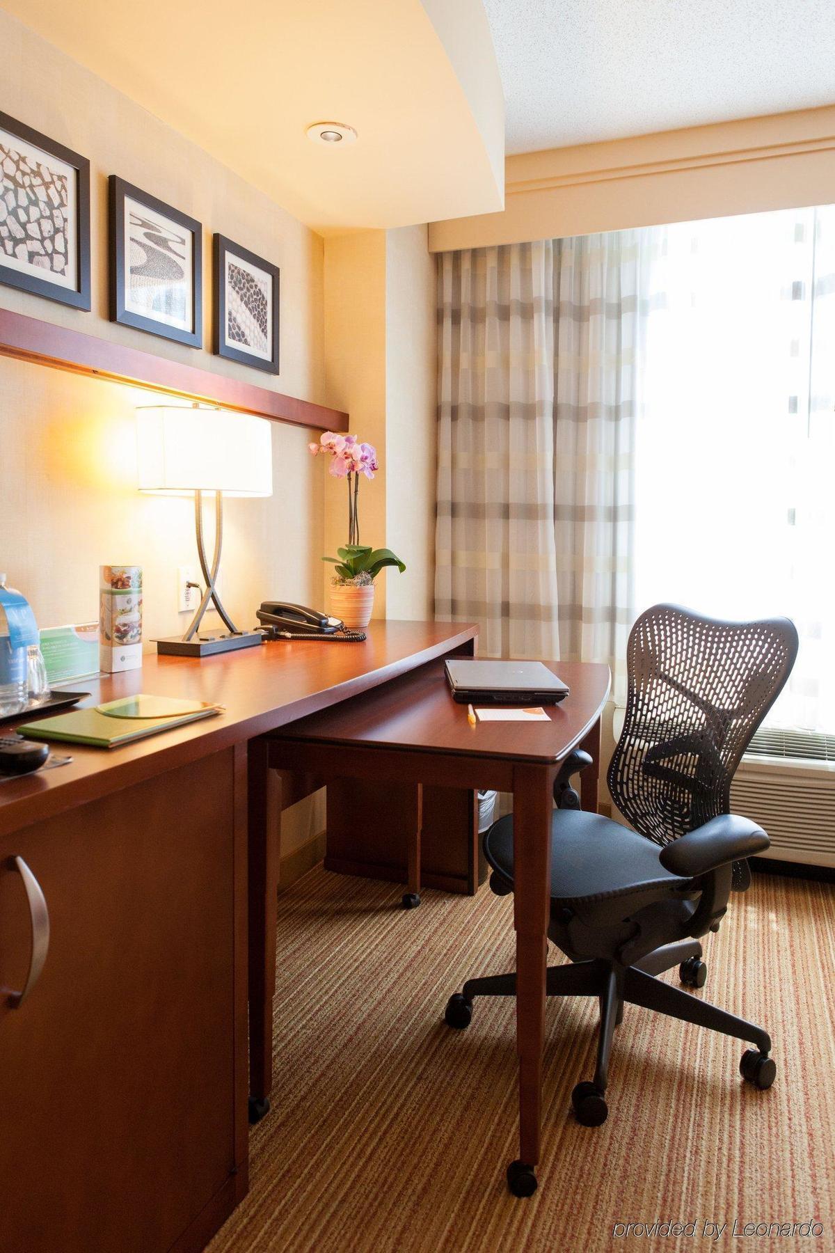 Courtyard By Marriott Silver Spring Downtown Екстериор снимка